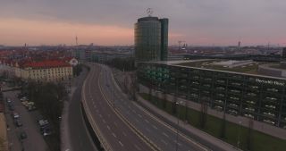 Link to Video | March, bird's-eye view, pandemic, big city, Munich, Germany, curfew, 2020, high-angle shot, horizon, aerial shot, Vogelperspektive, emptiness, evening, architectural structure, SARS-CoV-2, COVID-19, Donnersberg bridge, Bavaria