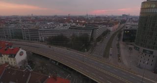 Link zum Video | März, Vogelperspektive, Pandemie, Großstadt, München, Deutschland, Ausgangssperre, 2020, Aufsicht, Horizont, Luftaufnahme, Vogelperspektive, Leere, Abend, Bauwerk, SARS-CoV-2, COVID-19, Donnersbergerbrücke, Bayern