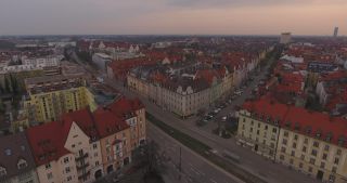Link to Video | March, bird's-eye view, pandemic, big city, Munich, Germany, curfew, 2020, high-angle shot, horizon, aerial shot, Vogelperspektive, emptiness, evening, architectural structure, SARS-CoV-2, COVID-19, Donnersberg bridge, Bavaria