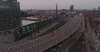 Link to Video | March, bird's-eye view, pandemic, big city, Munich, Germany, curfew, 2020, high-angle shot, horizon, aerial shot, Vogelperspektive, emptiness, evening, architectural structure, SARS-CoV-2, COVID-19, Donnersberg bridge, Bavaria