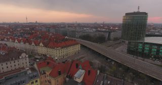 Link zum Video | März, Vogelperspektive, Pandemie, Großstadt, München, Deutschland, Ausgangssperre, 2020, Aufsicht, Horizont, Luftaufnahme, Vogelperspektive, Leere, Abend, Bauwerk, SARS-CoV-2, COVID-19, Donnersbergerbrücke, Bayern