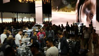 Link zum Video | Personenkraftwagen, Auto, Frankfurt am Main, Publikum, Messe, Internationale Automobil-Ausstellung