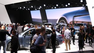 Link zum Video | Personenkraftwagen, Auto, Frankfurt am Main, Publikum, Messe, Internationale Automobil-Ausstellung