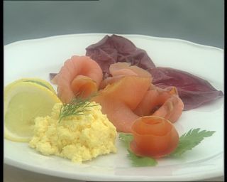 Link to Video | gastronomy, Norway, 1993, food, culinary art, Scandinavia, standard-definition television, 90s, 1990s, raw fish dish, Balestrand Municipality, dinner, dish, Betacam SP