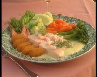 Link to Video | gastronomy, Norway, 1993, food, culinary art, Scandinavia, standard-definition television, 90s, 1990s, raw fish dish, Balestrand Municipality, dinner, dish, Betacam SP