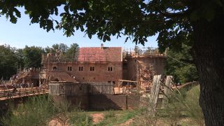 Link to Video | experiment, tourist destination, Middle Ages, Yonne, France, Guédelon Castle, Bourgogne-Franche-Comté, Treigny, 2010, High Middle Ages, color, craft, castle, construction site, tourist attraction, experimental archaeology, long-term experiment, 13th century