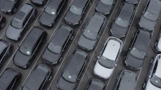 Link to Video | passenger car, bird's-eye view, novelty, motor car, Wirtschaftsgut, automotive industry, Neuwagen, color, white, black, grey, aerial shot, 2021, parking lot