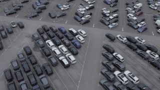 Link to Video | passenger car, bird's-eye view, novelty, motor car, Wirtschaftsgut, automotive industry, Neuwagen, color, white, black, grey, aerial shot, 2021, parking lot