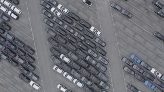Link to Video | passenger car, bird's-eye view, novelty, motor car, Wirtschaftsgut, automotive industry, Neuwagen, color, white, black, grey, aerial shot, 2021, parking lot