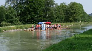 Link zum Video | Isar, Spaß, Sommer, Flößerei auf der Isar, Veranstaltung, Gemeinschaft, Freizeit, Floß, Wasser, Fluss, Bier, Natur, Gesellschaft, soziale Gruppe, Bootsgasse, Bayern