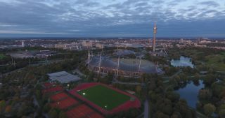 Link zum Video | Oktober, Herbst, Olympiastadion München, Großstadt, München, 2020, Totale, Olympiapark, Horizont, Luftaufnahme, Himmel, Sehenswürdigkeit, Abend, Bewölkung, Bayern