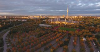 Link zum Video | Oktober, Herbst, Olympiastadion München, Großstadt, München, 2020, Totale, Olympiapark, Horizont, Luftaufnahme, Himmel, Sehenswürdigkeit, Abend, Bewölkung, Bayern
