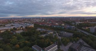 Link zum Video | Oktober, Herbst, Olympiastadion München, Großstadt, München, 2020, Totale, Olympiapark, Horizont, Luftaufnahme, Himmel, Sehenswürdigkeit, Abend, Bewölkung, Bayern