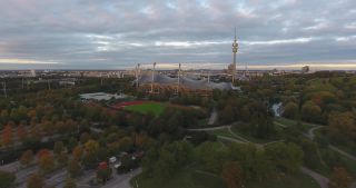 Link zum Video | Oktober, Herbst, Olympiastadion München, Großstadt, München, 2020, Totale, Olympiapark, Horizont, Luftaufnahme, Himmel, Sehenswürdigkeit, Abend, Bewölkung, Bayern