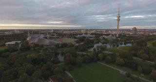 Link zum Video | Oktober, Herbst, Olympiastadion München, Großstadt, München, 2020, Totale, Olympiapark, Horizont, Luftaufnahme, Himmel, Sehenswürdigkeit, Abend, Bewölkung, Bayern