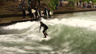 Link to Video | surfer, agility, surfing, Munich, 2013, balance, Eisbach, athletics, tourist attraction