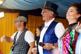 Link to Photo | Oktoberfest, photography, Munich, entertainment, showman