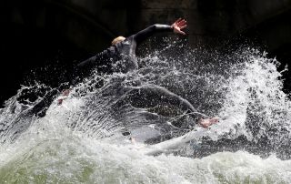Link to Photo | sea spray, Isar, photography, talent, standing wave, stehende Welle, surfing, surfer, foot, surfing, Munich, action fiction, Englischer Garten, liquid water, sport, surfboard, balance, Eisbach, urban sport, Bavaria