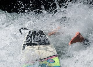 Link to Photo | sea spray, Isar, photography, talent, standing wave, stehende Welle, surfing, surfer, foot, surfing, Munich, action fiction, Englischer Garten, liquid water, sport, surfboard, balance, Eisbach, urban sport, Bavaria