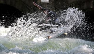 Link to Photo | sea spray, Isar, photography, talent, standing wave, stehende Welle, surfing, surfer, foot, surfing, Munich, action fiction, Englischer Garten, liquid water, sport, surfboard, balance, Eisbach, urban sport, Bavaria