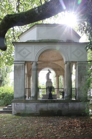 Link to Photo | passenger car, photography, photograph, burial plot, mausoleum, color photography, Munich, Germany, Ostfriedhof, global city, 2020, Moshammer, cemetery, Rudolph Moshammer, socialite, murder victim, digital color photograph, Bavaria