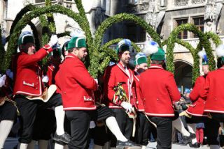 Link to Photo | February, photography, dance, fun, New Town Hall (Munich), Munich, Germany, folk dance, Zunfttanz, February 23, Marienplatz, 2019, Schäfflertanz, red, traditional costume, folklore, human, rathaus, tradition, man, costume, joy, Bavaria