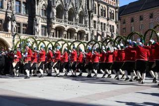 Link to Photo | February, photography, dance, fun, New Town Hall (Munich), Munich, Germany, folk dance, Zunfttanz, February 23, Marienplatz, 2019, Schäfflertanz, red, traditional costume, folklore, human, rathaus, tradition, man, costume, joy, Bavaria