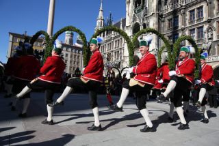 Link to Photo | February, photography, dance, fun, New Town Hall (Munich), Munich, Germany, folk dance, Zunfttanz, February 23, Marienplatz, 2019, Schäfflertanz, red, traditional costume, folklore, human, rathaus, tradition, man, costume, joy, Bavaria