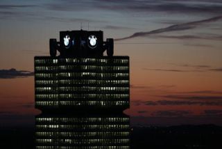 Link to Photo | office building, photography, Munich, sunrise, V4, landmark, BMW, building, Moderne architecture, BMW Headquarters, tourist attraction, corporate headquarters