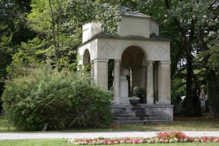 Link to Photo | passenger car, photography, burial plot, mausoleum, Munich, Germany, Ostfriedhof, 2020, Moshammer, cemetery, Rudolph Moshammer, socialite, murder victim
