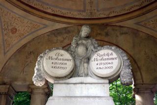 Link to Photo | passenger car, photography, burial plot, mausoleum, Munich, Germany, Ostfriedhof, 2020, Moshammer, cemetery, Rudolph Moshammer, socialite, murder victim