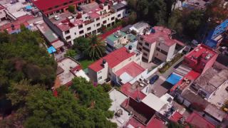 Link to Video | residential building, neighborhood, Mexico City, San Lucas, color, 4K resolution, 2018, high-angle shot, aerial shot, North America, city, day, roof, Mexico
