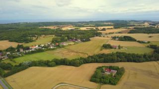 Link zum Video | Landschaft, August, Sommer, Weizen, Kornfeld, Farbe, 4K, 2019, Agrarland, Dänemark, Luftaufnahme, Ostsee, Bornholm