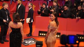 Link to Photo | television actor, February, annual event, photograph, Aylin Tezel, Berlin International Film Festival, film industry, event, Germany, celebrity, actress, color, film festival, February 15, red carpet, opening ceremony, Europe, 2024, Berlin, evening, very important person