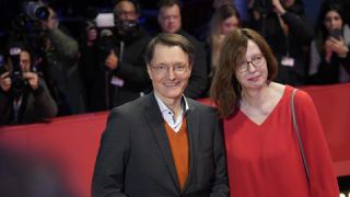 Link to Photo | Karl Lauterbach, February, annual event, photograph, Berlin International Film Festival, Elisabeth Niejahr, film industry, event, Germany, journalist, celebrity, color, film festival, February 15, red carpet, opening ceremony, red, 2024, Berlin, evening, politician, minister, very important person