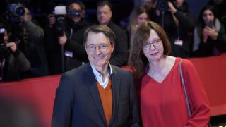 Link to Photo | Karl Lauterbach, February, annual event, photograph, Berlin International Film Festival, Elisabeth Niejahr, film industry, event, Germany, journalist, celebrity, color, film festival, February 15, red carpet, opening ceremony, red, 2024, Berlin, evening, politician, minister, very important person