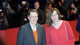 Link to Photo | Karl Lauterbach, February, annual event, photograph, Berlin International Film Festival, Elisabeth Niejahr, film industry, event, Germany, journalist, celebrity, color, film festival, February 15, red carpet, opening ceremony, red, 2024, Berlin, evening, politician, minister, very important person