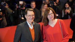 Link to Photo | Karl Lauterbach, February, annual event, photograph, Berlin International Film Festival, Elisabeth Niejahr, film industry, event, Germany, journalist, celebrity, color, film festival, February 15, red carpet, opening ceremony, red, 2024, Berlin, evening, politician, minister, very important person