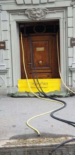 Link zum Foto | Klimawandel, Schweiz, Reuss, Luzern, Amateurfilm, Hochwasser, Schranke