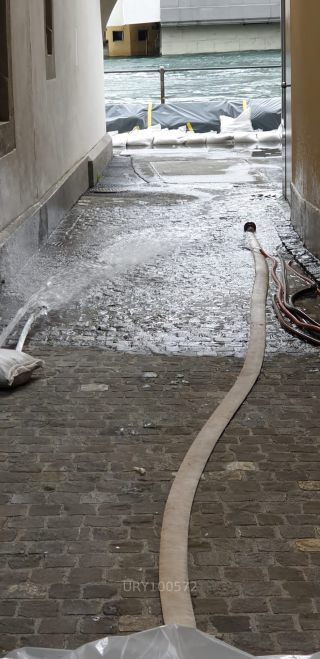 Link zum Foto | Klimawandel, Schweiz, Reuss, Luzern, Amateurfilm, Hochwasser, Schranke