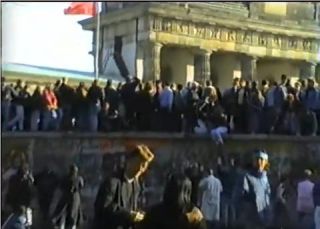 Link to Photo | November, historical event, German Democratic Republic, screenshot, color, 1989, standard-definition television, November 10, DV, daytime, East Berlin, Berlin, fall of the Berlin Wall