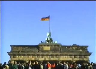 Link to Photo | November, historical event, German Democratic Republic, screenshot, color, 1989, standard-definition television, November 10, DV, daytime, East Berlin, Berlin, fall of the Berlin Wall