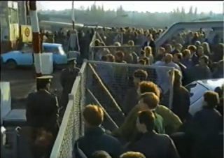 Link to Photo | November, historical event, German Democratic Republic, screenshot, color, 1989, standard-definition television, November 10, DV, daytime, East Berlin, Berlin, fall of the Berlin Wall