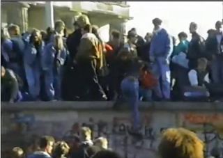 Link to Photo | November, historical event, German Democratic Republic, screenshot, color, 1989, standard-definition television, November 10, DV, daytime, East Berlin, Berlin, fall of the Berlin Wall