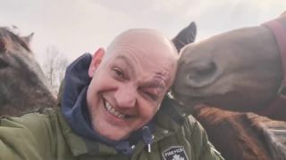 Link to Video | selfie, fun, Tierliebe, laughter, German, nostril (of horses), color, head, humor, amateur film, human, human-animal relationships, horse, animal, man