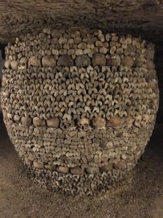 Link zum Foto | Schädel, Frankreich, Katakombe, Dunkelheit, Farbe, Knochen, Katakomben von Paris, Tod, unterirdische Struktur, Paris