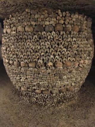 Link zum Foto | Schädel, Frankreich, Katakombe, Dunkelheit, Farbe, Knochen, Katakomben von Paris, Tod, unterirdische Struktur, Paris