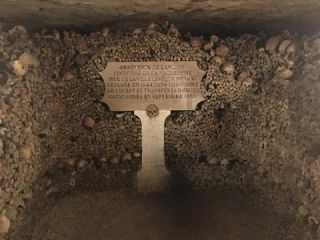 Link zum Foto | Schädel, Frankreich, Katakombe, Dunkelheit, Farbe, Knochen, Katakomben von Paris, Tod, unterirdische Struktur, Paris