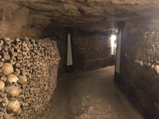 Link zum Foto | Schädel, Frankreich, Katakombe, Dunkelheit, Farbe, Knochen, Katakomben von Paris, Tod, unterirdische Struktur, Paris