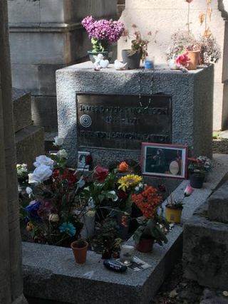 Link to Photo | photograph, France, grave, color, cemetery, death, Europe, day, Paris, Père Lachaise